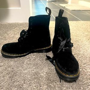 Womens velvet Dr. Martens. Size 7. Never worn.